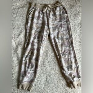 Women’s Old Navy Camouflage Joggers